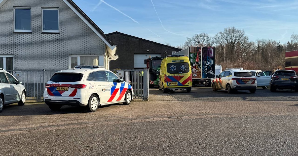 Motorrijder smakt tijdens les tegen gevel van een huis en raakt gewond