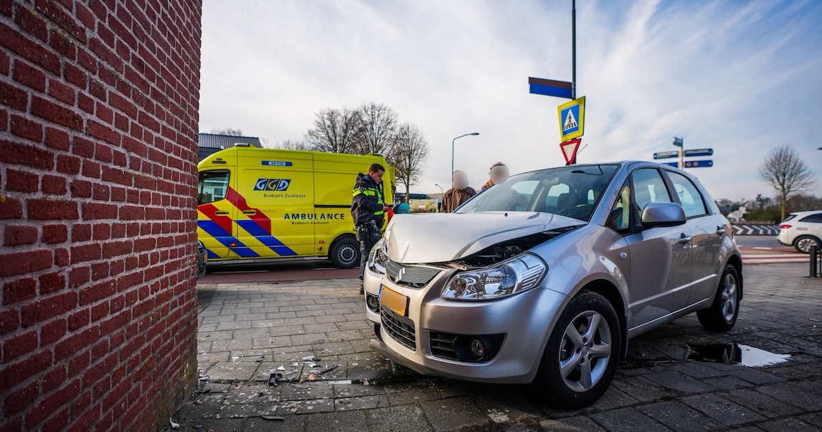 Auto ramt pand van klokkenmaker in Mierlo, bestuurder naar ziekenhuis