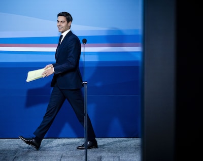 Vaderschap is de volgende primeur voor premier Jetten, van vijandigheid trekt hij zich niets aan
