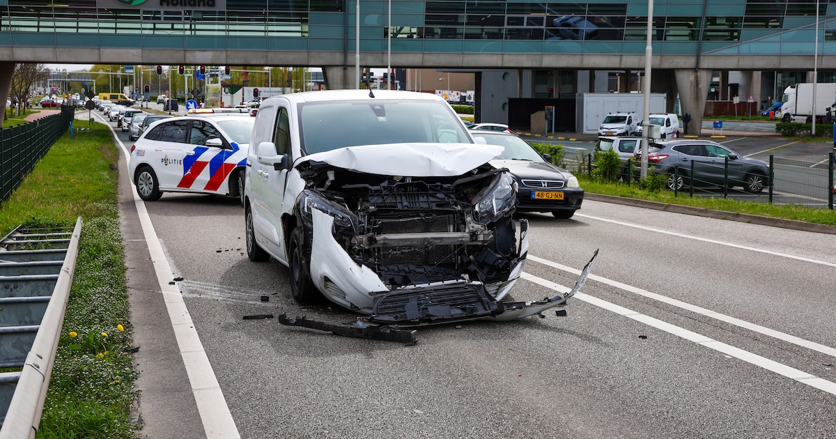 Bestelauto botst achterop vrachtwagen bij Honselersdijk