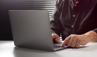 Scholen nemen maatregelen na grootschalige hack, Tilburg University en Fontys halen software offline