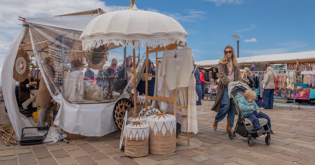 Ibiza-sferen tijdens markt in Katwijk aan Zee