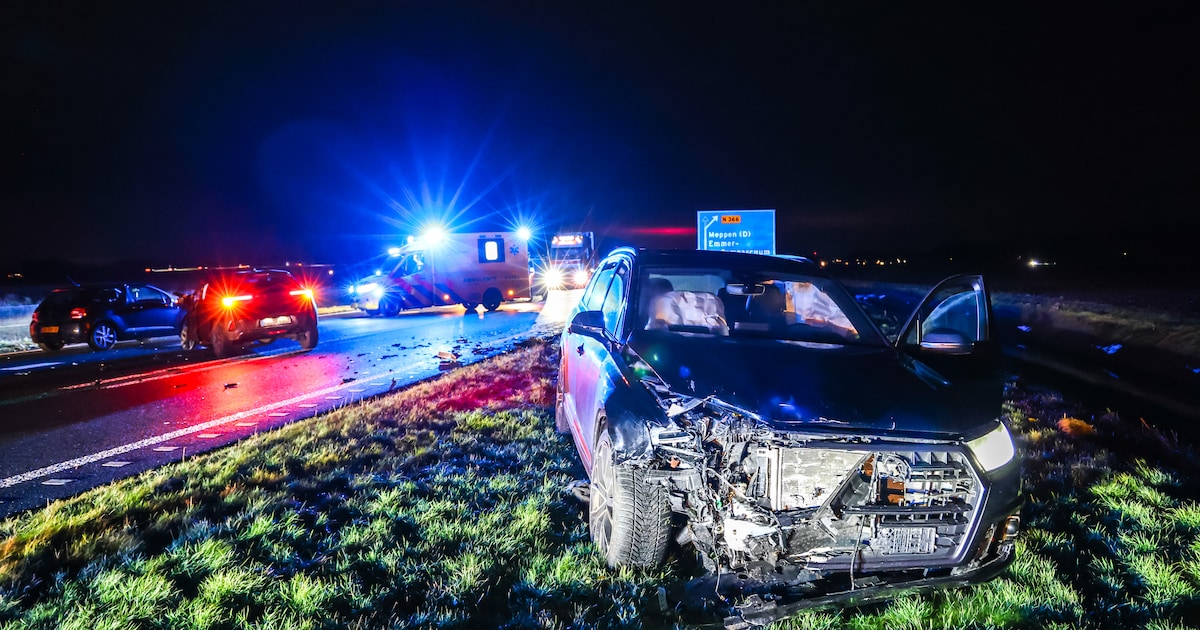 Auto's flink beschadigd na harde botsing op N391 in Roswinkel