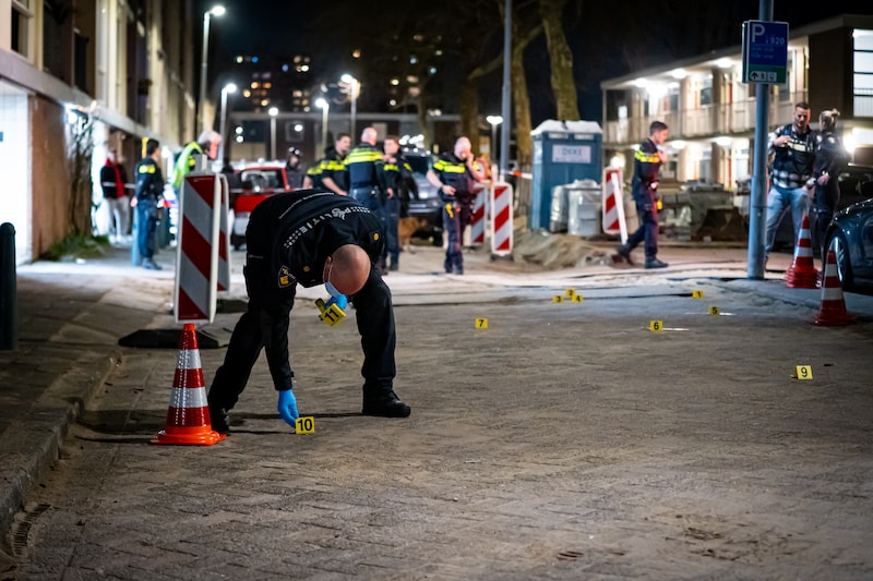 Stratenmakers keken ogen uit, neergeschoten vader en zoon runden 'winkel'  in vapes vanaf balkon | Nieuws | AD.nl