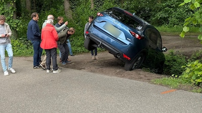 Auto rijdt met voorwiel in sloot in Wageningen