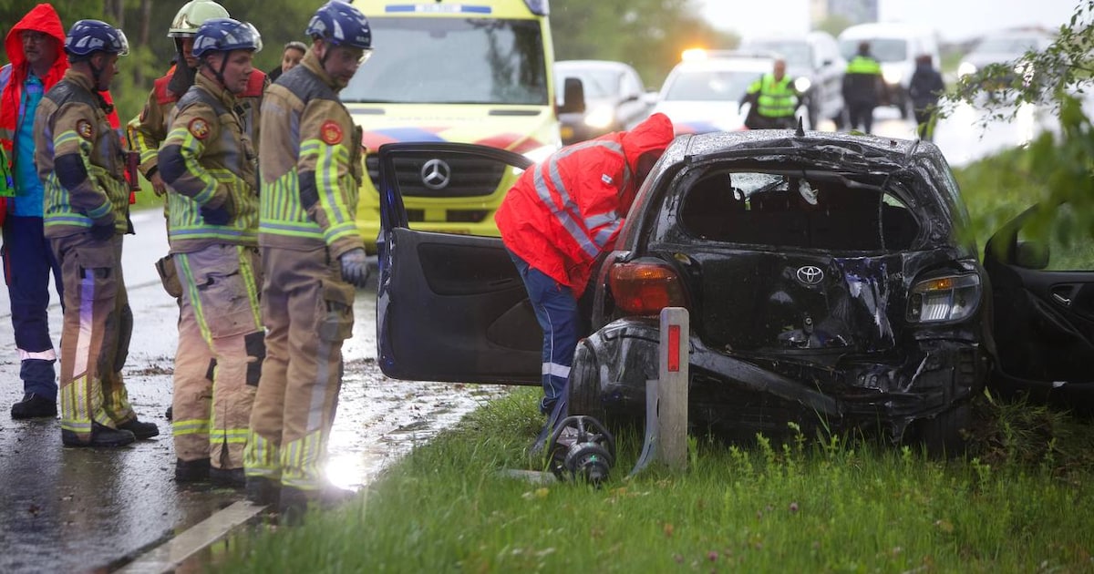 Eenzijdig ongeval op N737 bij Deurningen, slachtoffer uit auto geknipt door brandweer