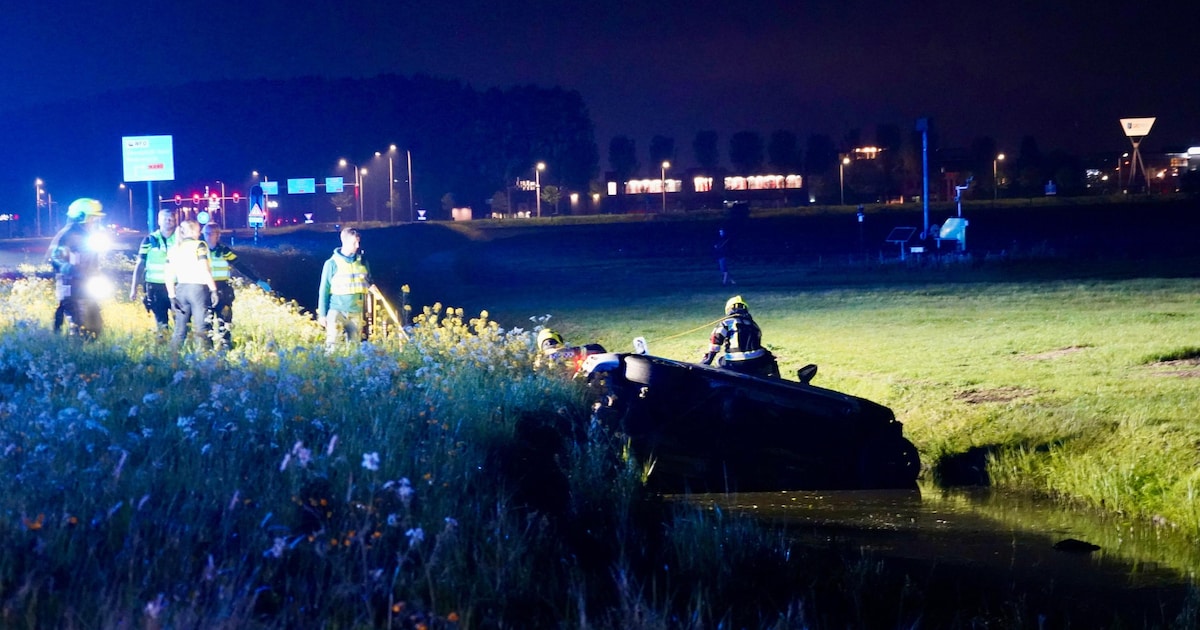 Brandweer bevrijdt inzittende nadat auto's te water raken in Hoogkarspel