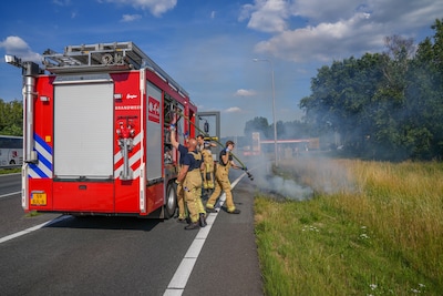 Bermbrand langs A7 bij Geldrop zorgt voor files, tankstation uit voorzorg afgezet