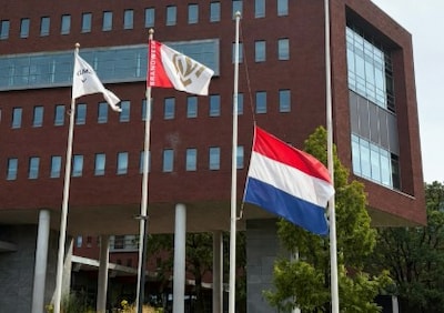 Vlag halfstok op hoofdbureau in Apeldoorn: omgekomen politieagent ‘laat grote leegte na’