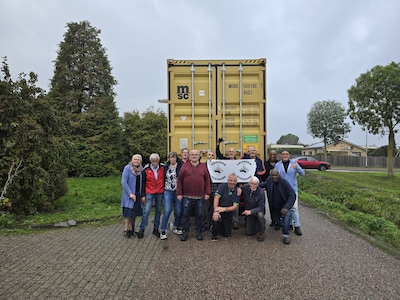 Tielse vrijwilligers laden container met spullen voor Suriname