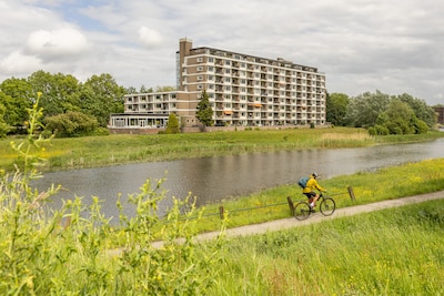 Sloeg fietsendief met ‘grote neus’ meerdere keren toe in deze serviceflat in Zwolle?