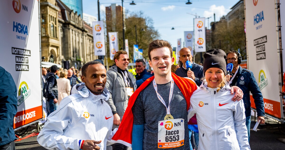 Jacco (22) als laatste over finish van 41e editie marathon Rotterdam: ‘Was niet mijn doel’