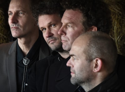 Band brengt na jaren weer muziek uit, opgedragen aan hun overleden producer Louis (62)