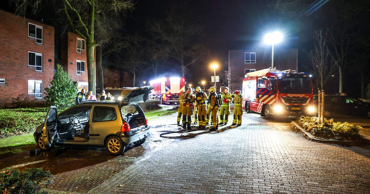 Geparkeerde auto beschadigd door brand aan het Calthornerbrink in Emmen