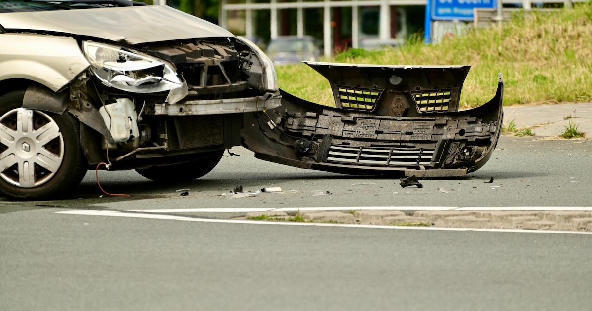 Flinke schade na botsing tussen auto's op rotonde in De Goorn