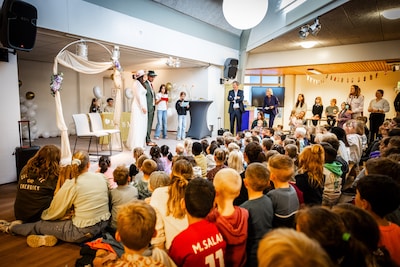 Speciaal voor haar leerlingen doet juf Charlotte haar bruiloft nog een keertje over op school