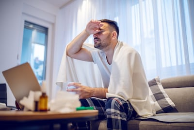 Niet langer in pyjama achter de laptop? Deze rechterlijke uitspraak kan streep betekenen door eindeloos thuiswerken
