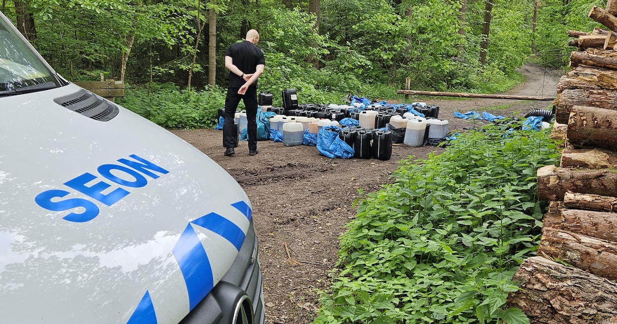 Flinke hoeveelheid drugsafval gedumpt in bos bij Soest: politie treft zakken en jerrycans aan