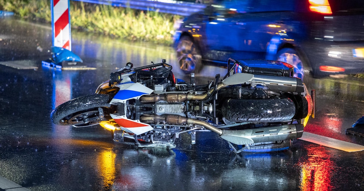 Motorrijder Koninklijke Marechaussee gewond na val op natte weg bij Schiphol