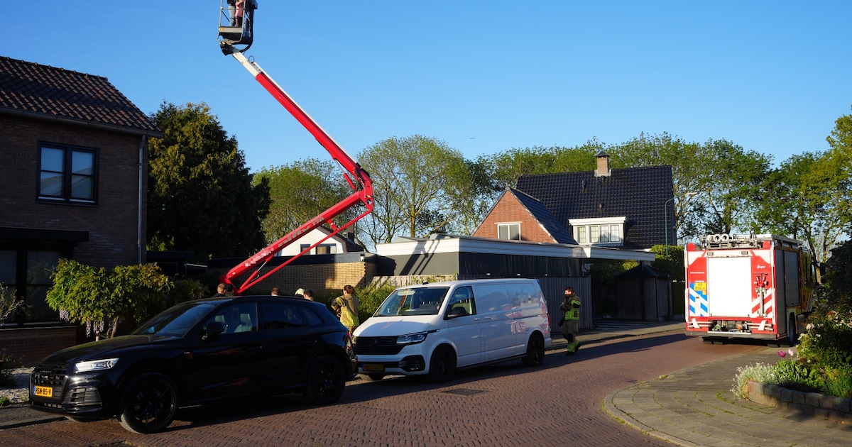 Hoogwerker blijft steken boven huizen in Bunschoten: man en meisje met schrik vrij
