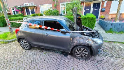 Auto brandt uit in Arnhem, voertuig afgezet met politielinten