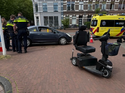 Scootmobiel en auto botsen in Deventer, bestuurder ter controle naar ziekenhuis