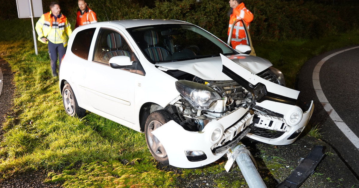 Automobilist ramt lantaarnpaal op afrit N46