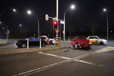 Auto’s zwaar beschadigd weggesleept na botsing in Zwolle