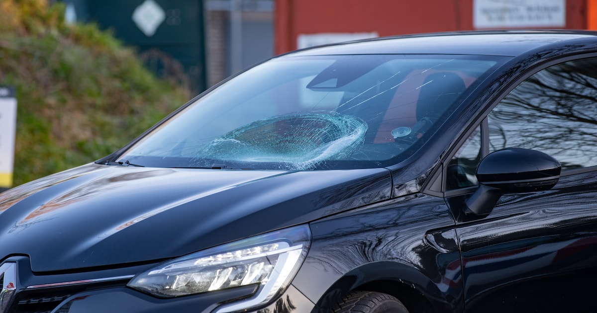 Fietser botst hard met auto in Gorssel, auto moet worden afgesleept | 112 nieuws Lochem