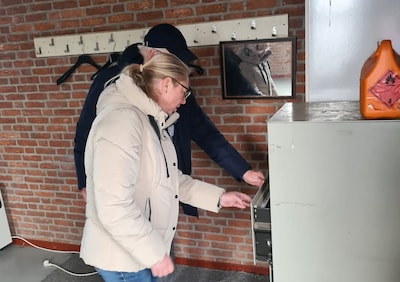 raadslid-esther-mensink-voor-nissewaard-ziet-de-archiefkast-met-persoonsgegevens-in-het-niet-afgesloten-baarhuisje