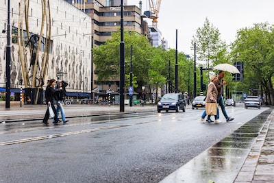 De regen is een zegen voor voetgangers op de Coolsingel: ‘Anders word je hier bijna van je sokken ge