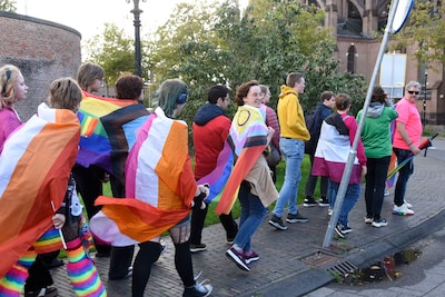 Marjolein (28) hoeft geen partner en loopt mee in Pridewalk Woerden: ‘Dacht dat ik een laatbloeier w