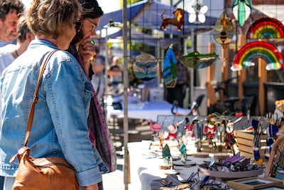 Grootste glasmarkt van Europa strijkt zondag opnieuw neer in Lommel: “Glas hoort bij onze stad”