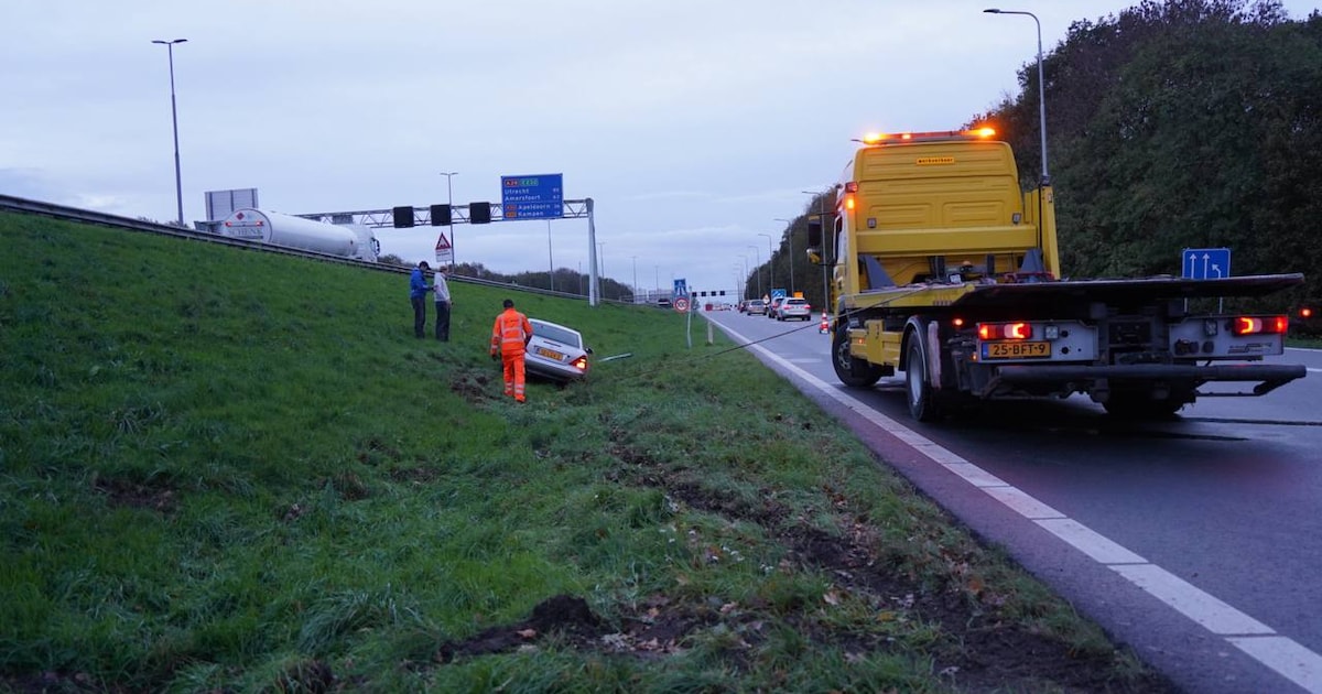 Voor de tweede dag op rij gaat het mis bij oprit van A28: auto belandt op de kop