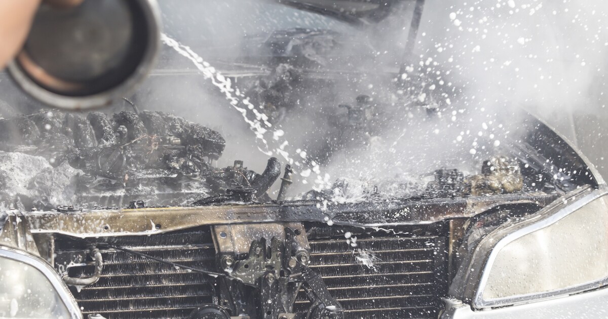 Harde knal in Oud Gastel: auto in brand gestoken, mogelijk explosief ontploft