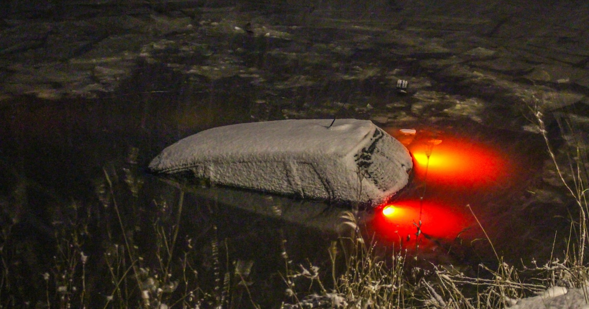 Automobilist raakt te water door gladheid in Opende