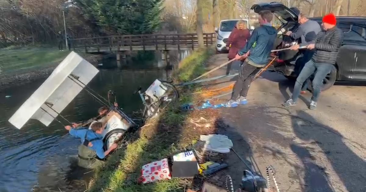 Actie van VVD valt in het water: fiets vol met pannenkoeken belandt in sloot in Dordrecht