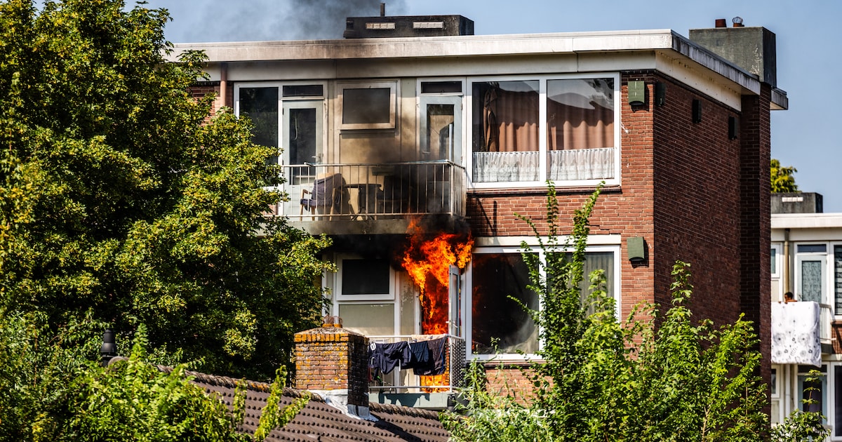 Metershoge vlammen slaan uit woning in Dordrecht nadat bed in brand vliegt