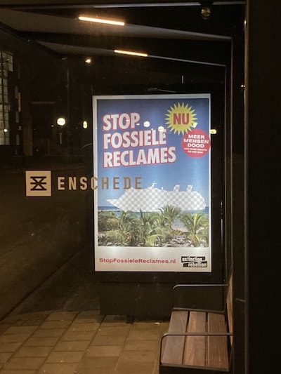 Extinction Rebellion opent reclamezuilen in Enschede en hangt eigen posters op