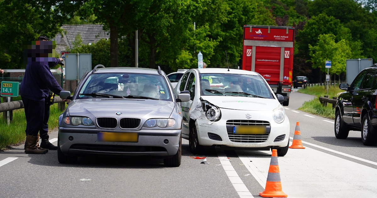Botsing op weg tussen Chaam en Ulvenhout, man lichtgewond aan hoofd