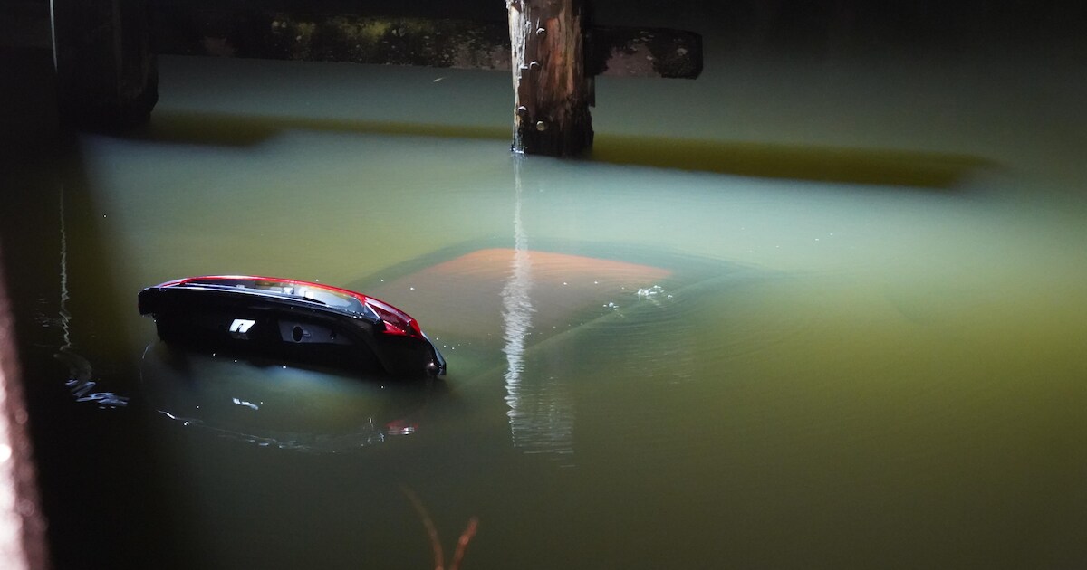 Voertuig te water op Droge Wijmersweg in Wervershoof