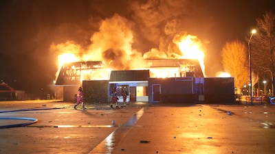 ‘Dit is mooi man’, klonk het na vuurwerkknallen bij sporthal, politie pakt tieners op na verwoestend