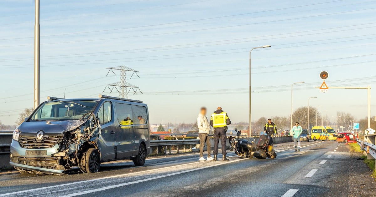 Meerdere voertuigen in botsing op de Rijksstraatweg in Loenersloot