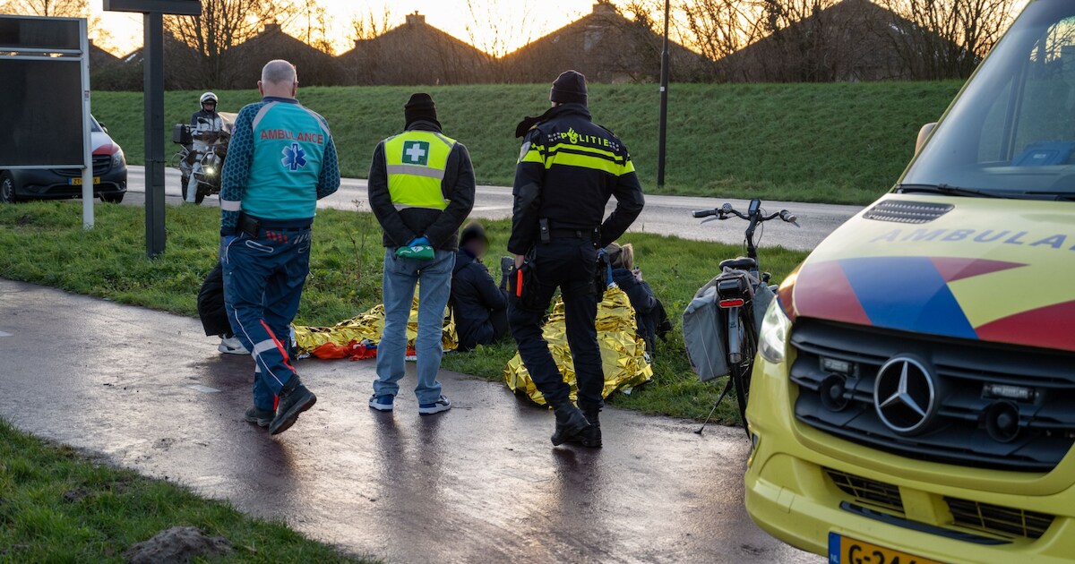 Roze fietspad in Wilnis blijkt glijbaan door de kou, fietsers gaan onderuit en raken gewond