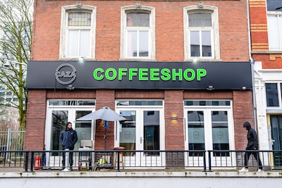 Gooien explosief naar Tilburgse coffeeshop Caza is poging tot moord, stelt rechtbank: hoofdverdachte