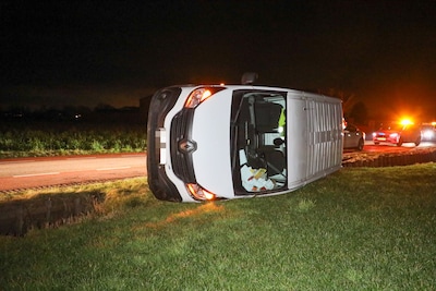 Bestelbus belandt in weiland bij Lunteren