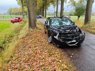 Auto belandt in weiland na botsing op de Hiddinkdijk in Heelweg
