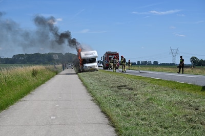 Camper vliegt in Dronten tijdens het rijden in brand