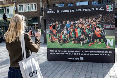 Iedereen kan op de elftalfoto van NEC, zonder Koki Ogawa want die had zijn ogen dicht