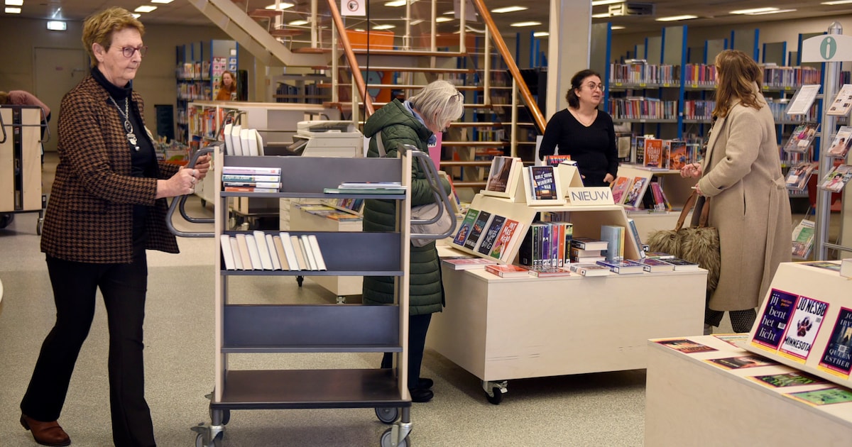 Bij de bieb in Woerden staan rijen tot midden op straat: ‘Fijn dat we onmisbaar blijken te zijn’